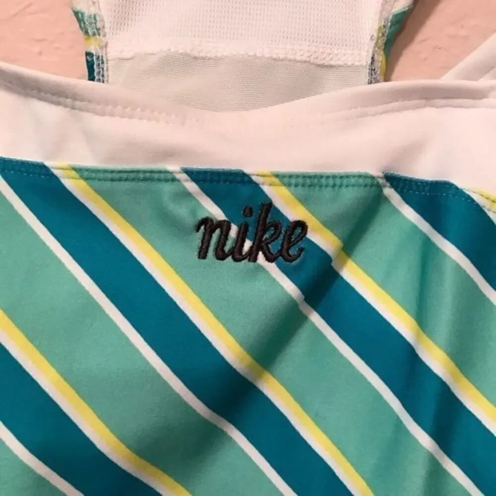 *30off3* NWOT. Nike Striped tank with built in sports bra.‎